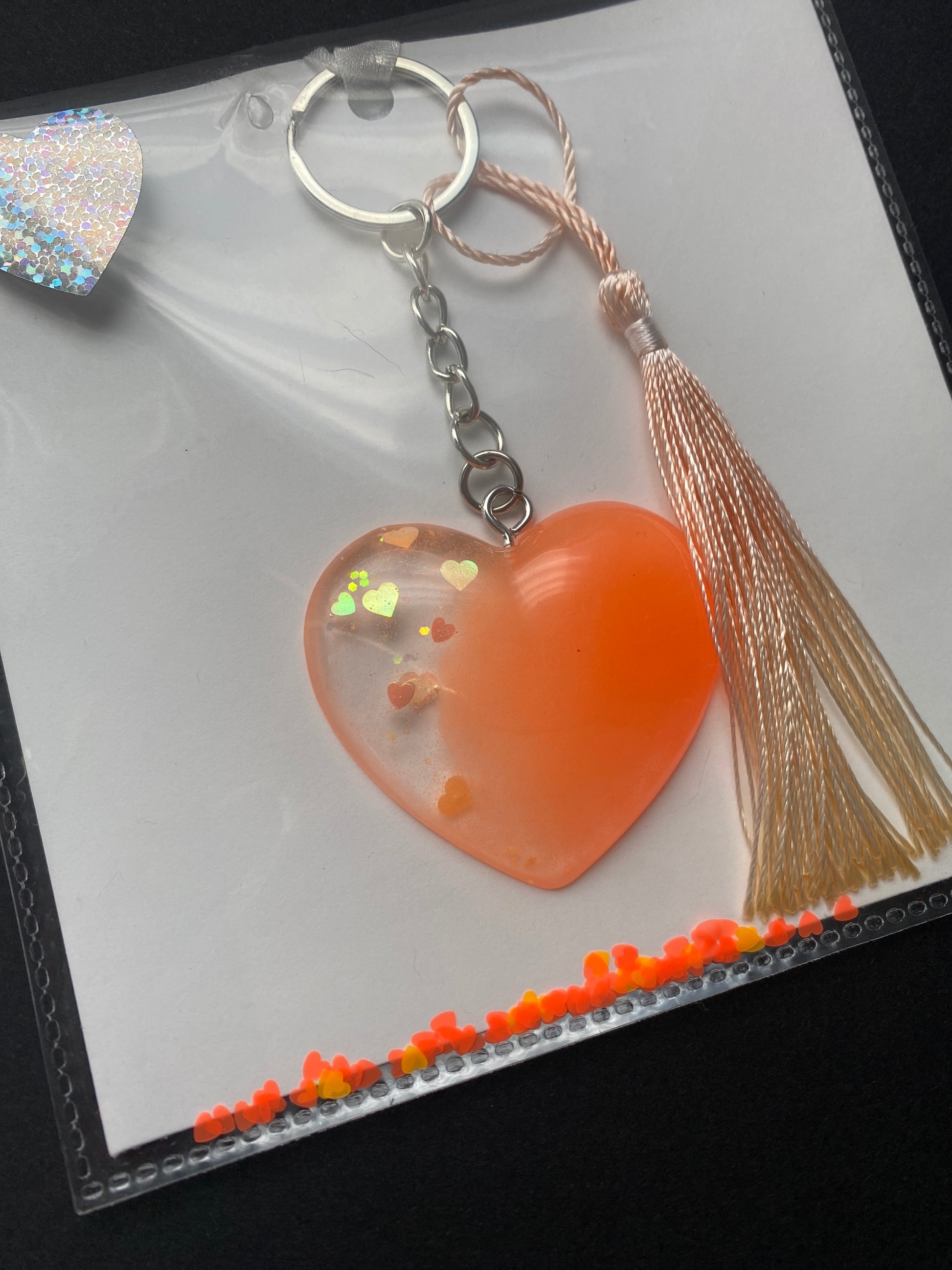 porte-clés orange coeur en résine avec pompon 