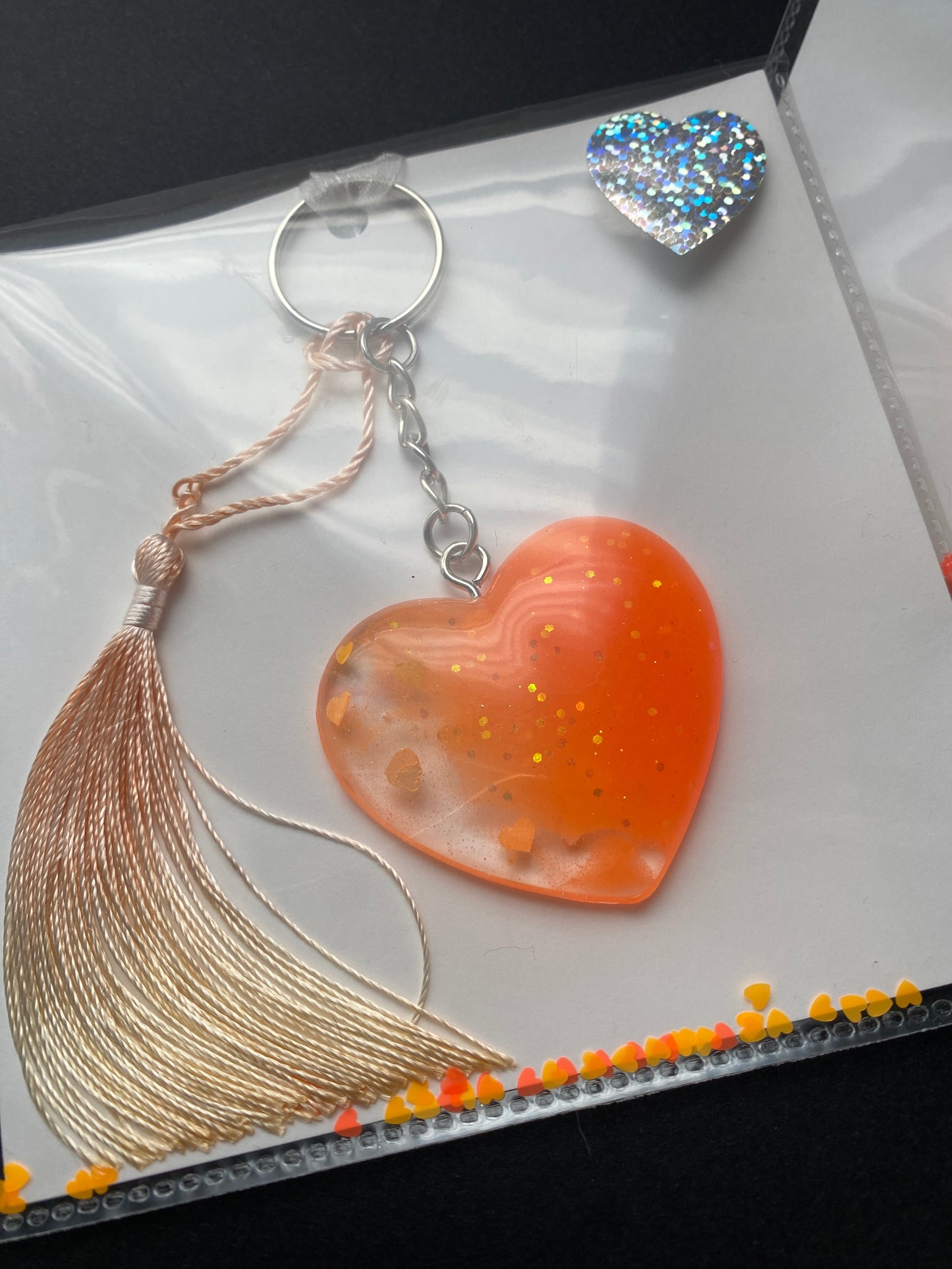 porte-clés orange coeur en résine avec pompon 