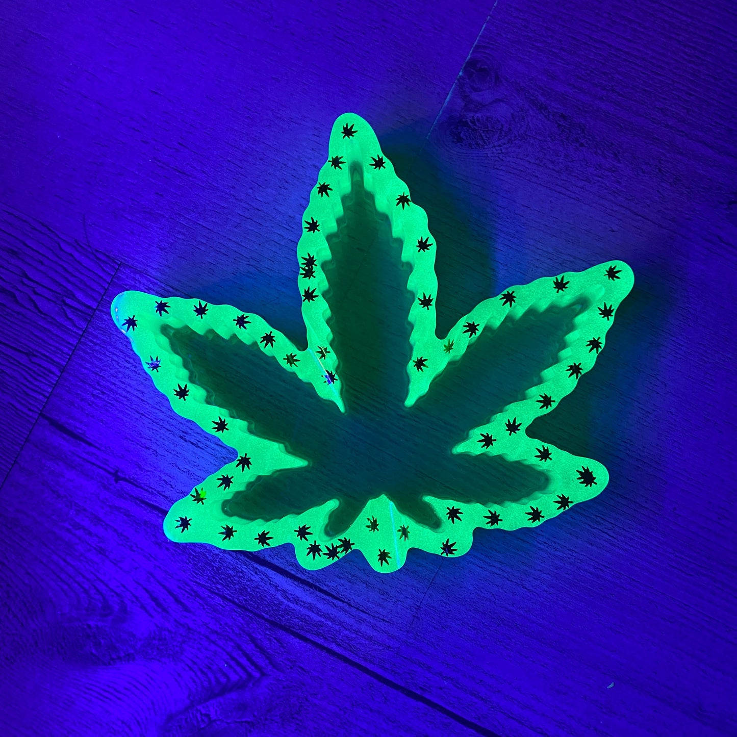 cendrier feuille cannabis fluo darklignt resine epoxy