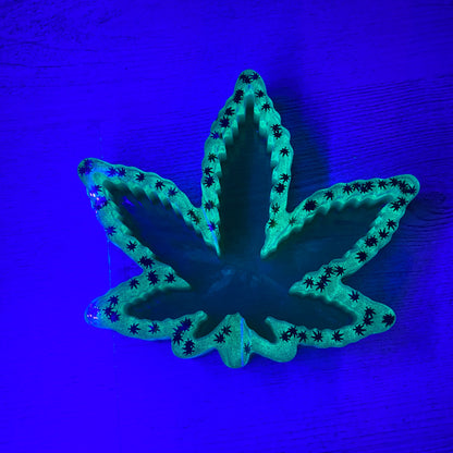 cendrier feuille cannabis fluo darklignt resine epoxy