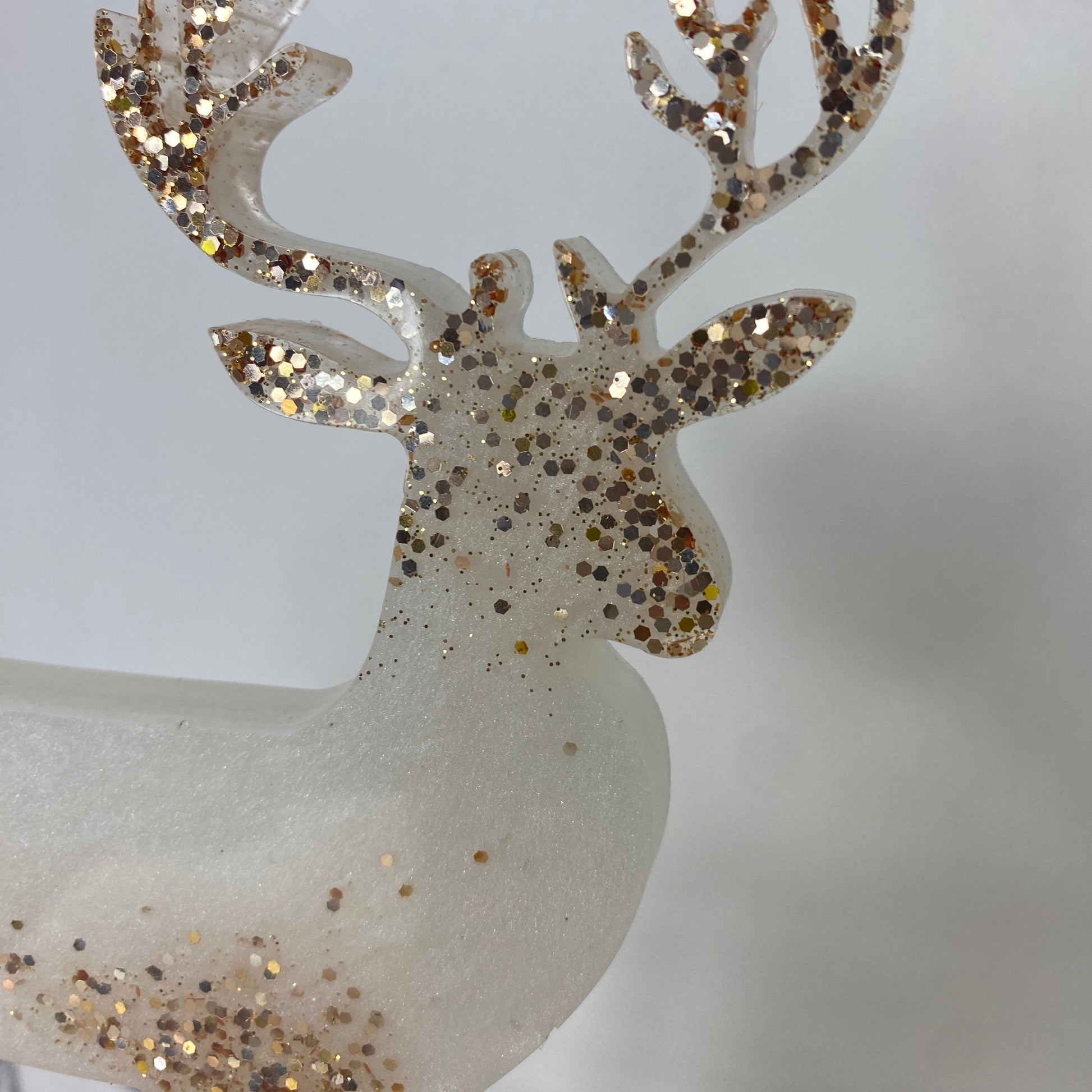 déco renne de noël sur socle paillettes résine epoxy