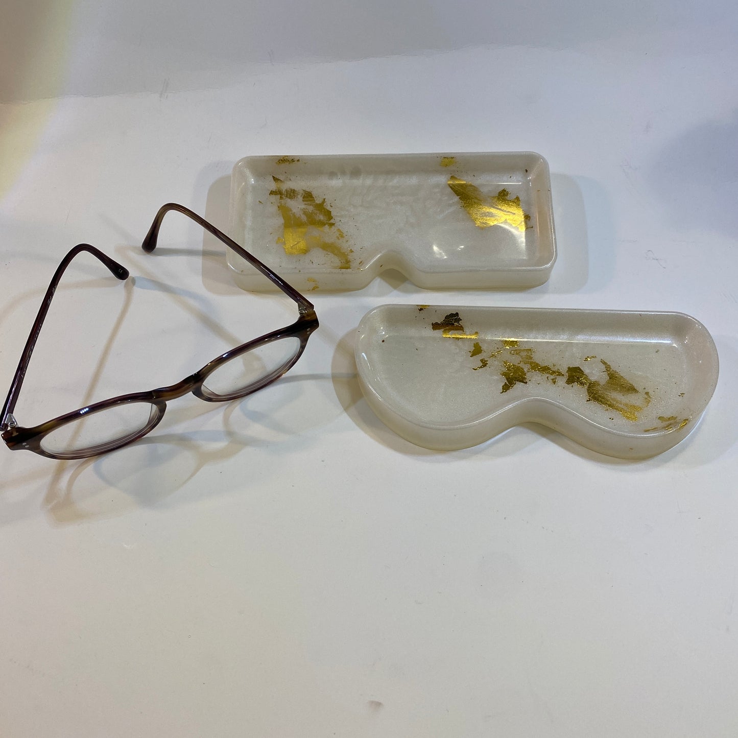 repose lunettes support de lunettes en resine epoxy blanc et feuilles d'or