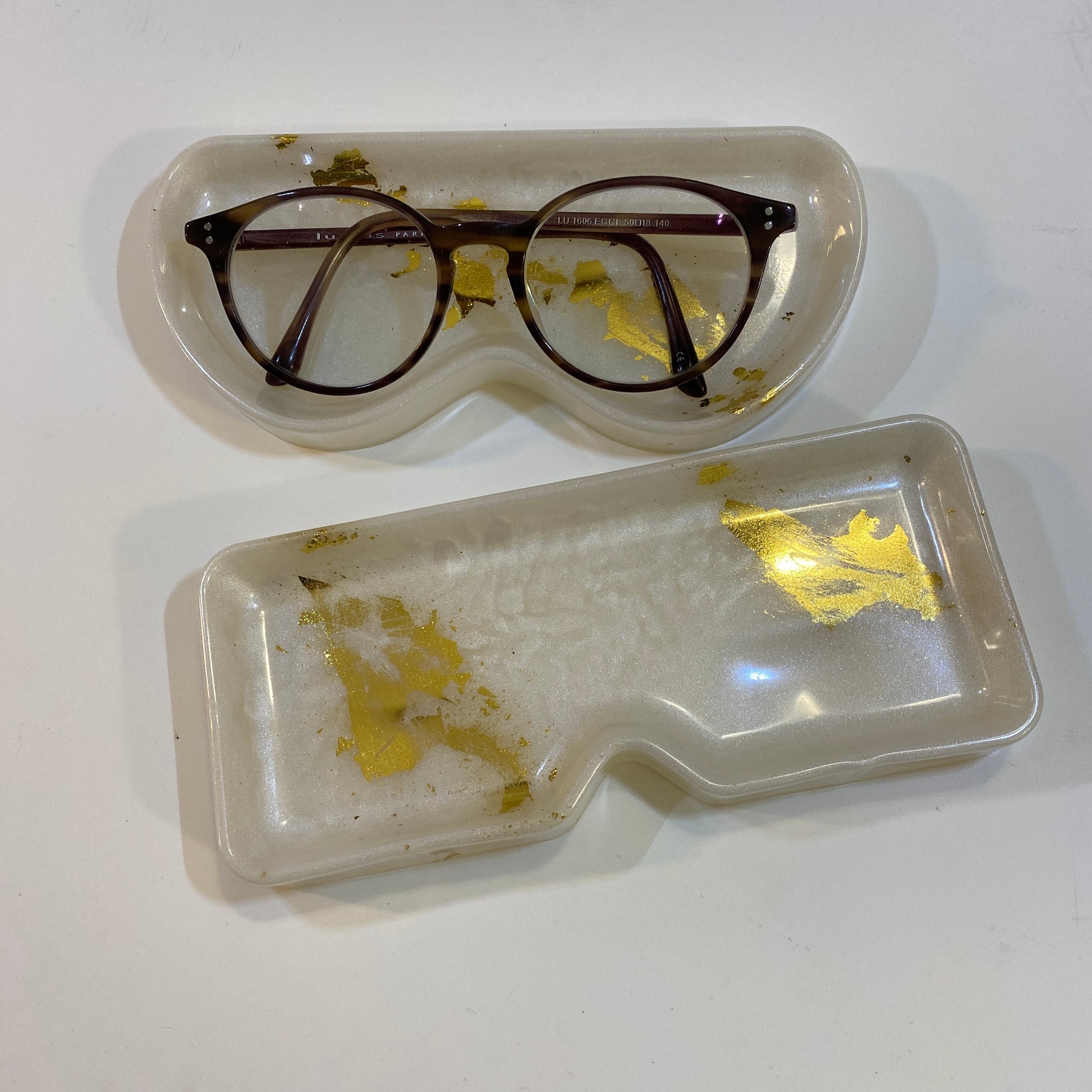 repose lunettes support de lunettes en resine epoxy blanc et feuilles d'or