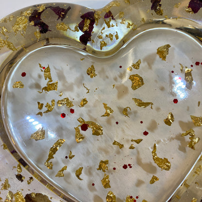 vide poches coeur résine epoxy feuilles d'or et pétales de rose