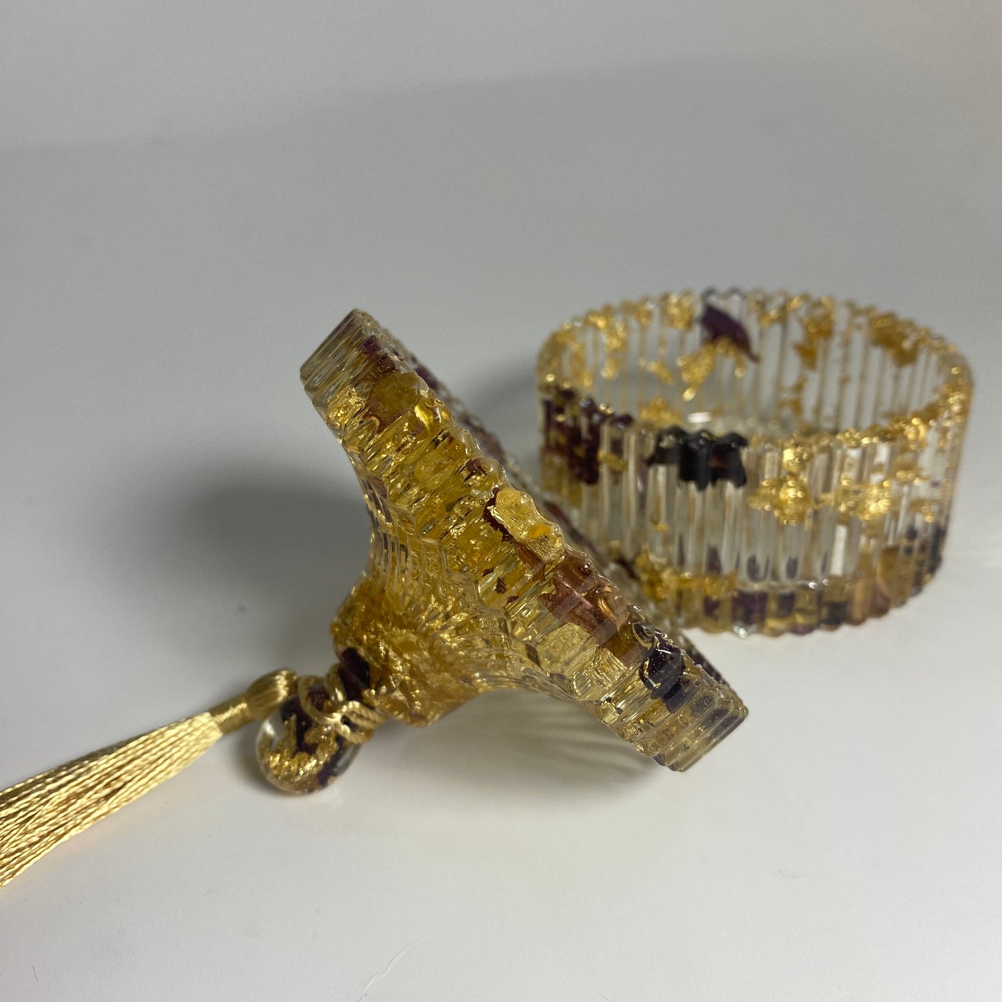 boîte à bijoux résine epoxy feuilles d'or et pétales de rose